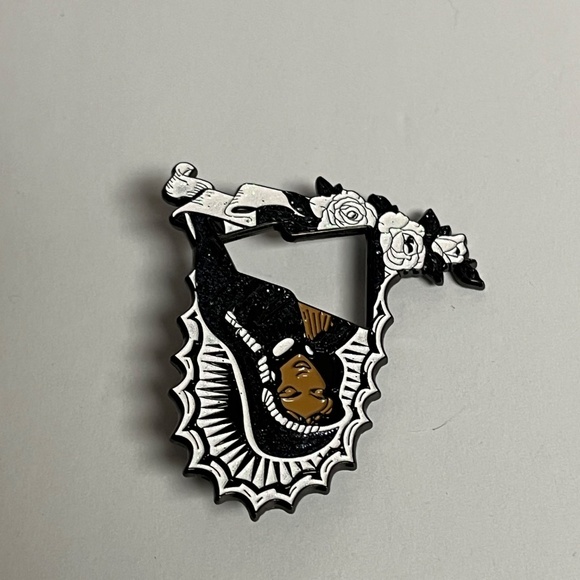 Virgin Mary New Era Frame Hat Pin Pins Hats Bag Fitted Black White Glitter Roses - Picture 4 of 8